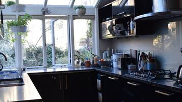 Full-size fridge, microwave, oven, dishwasher