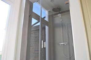 Separate bathtub and shower, free toiletries - Family House in Kentish Town (London)