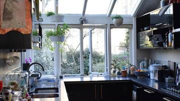 Full-size fridge, microwave, oven, dishwasher