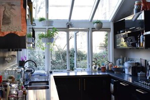 Großer Kühlschrank, Mikrowelle, Ofen, Geschirrspüler