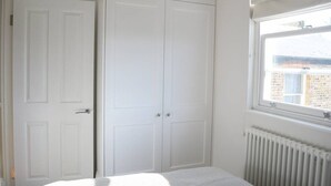 Apartment (1 Bedroom) | 1 bedroom, desk, iron/ironing board, free WiFi - Decorated 1 Bedroom Flat in Wimbledon (London)