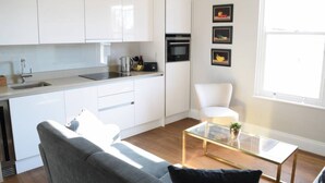 Apartment (1 Bedroom) | Private kitchen | Oven, electric kettle, cookware/dishes/utensils - Decorated 1 Bedroom Flat in Wimbledon (London)