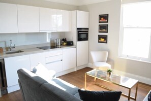 Apartment (1 Bedroom) | Private kitchen | Oven, electric kettle, cookware/dishes/utensils - Decorated 1 Bedroom Flat in Wimbledon (London)