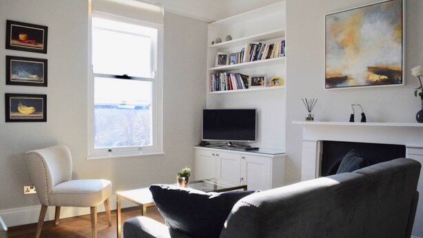 20-inch TV with digital channels - Decorated 1 Bedroom Flat in Wimbledon (London)