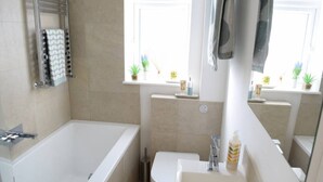Apartment (1 Bedroom) | Bathroom | Separate bathtub and shower, free toiletries, towels - Decorated 1 Bedroom Flat in Wimbledon (London)
