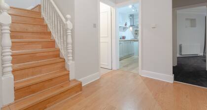3 Bedroom House With Garden in Brondesbury
