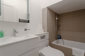 Separate tub and shower, free toiletries