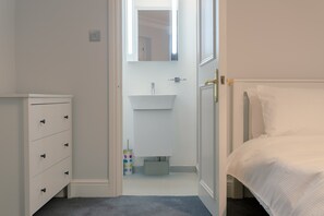 3 bedrooms, iron/ironing board, free WiFi