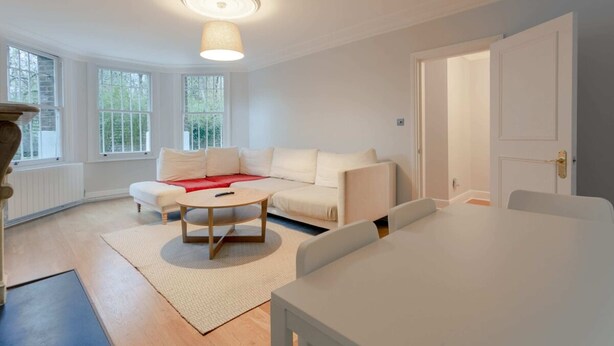 House (3 Bedrooms) | Living room | TV, fireplace