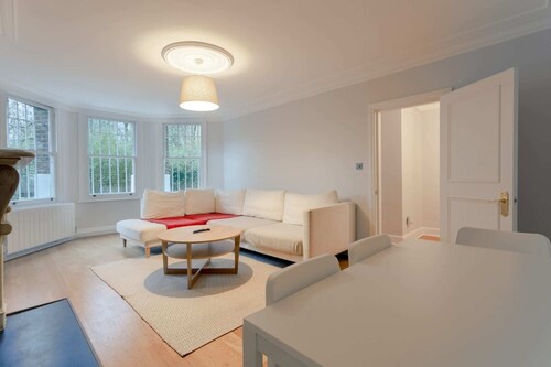 3 Bedroom House With Garden in Brondesbury