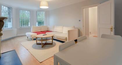 3 Bedroom House With Garden in Brondesbury