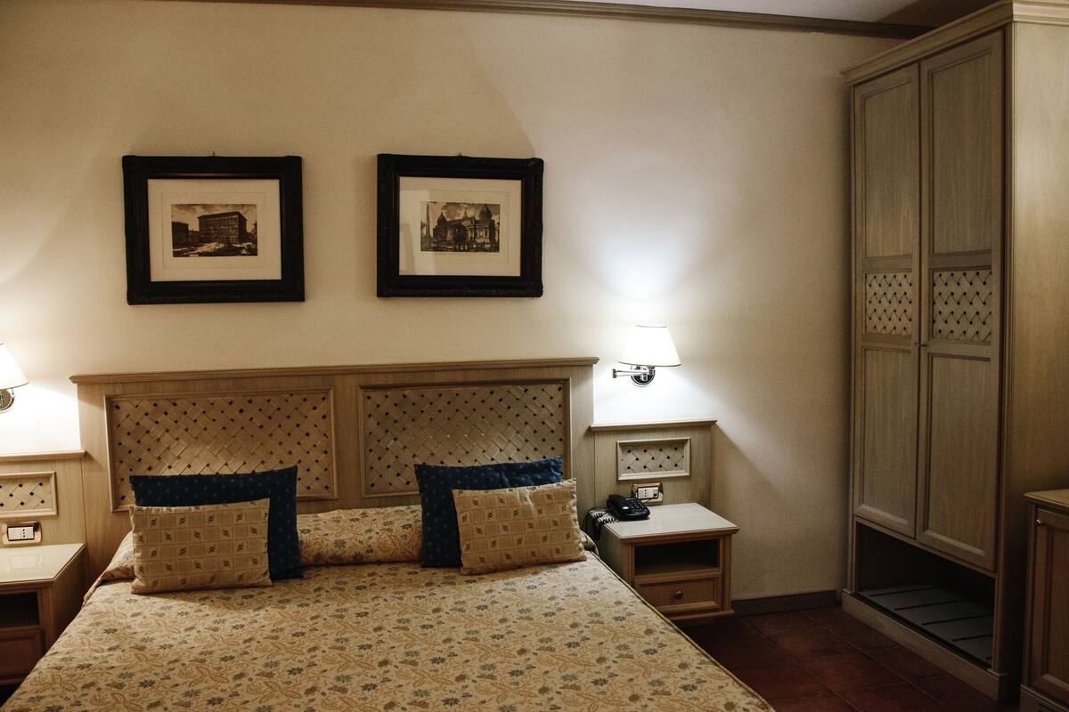 Minibar, coffres-forts dans les chambres, Wi-Fi gratuit, draps fournis