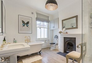 House (4 Bedrooms) | Bathroom | Separate tub and shower, free toiletries, towels - 4 Bedroom Town House in Shepherds Bush (London)