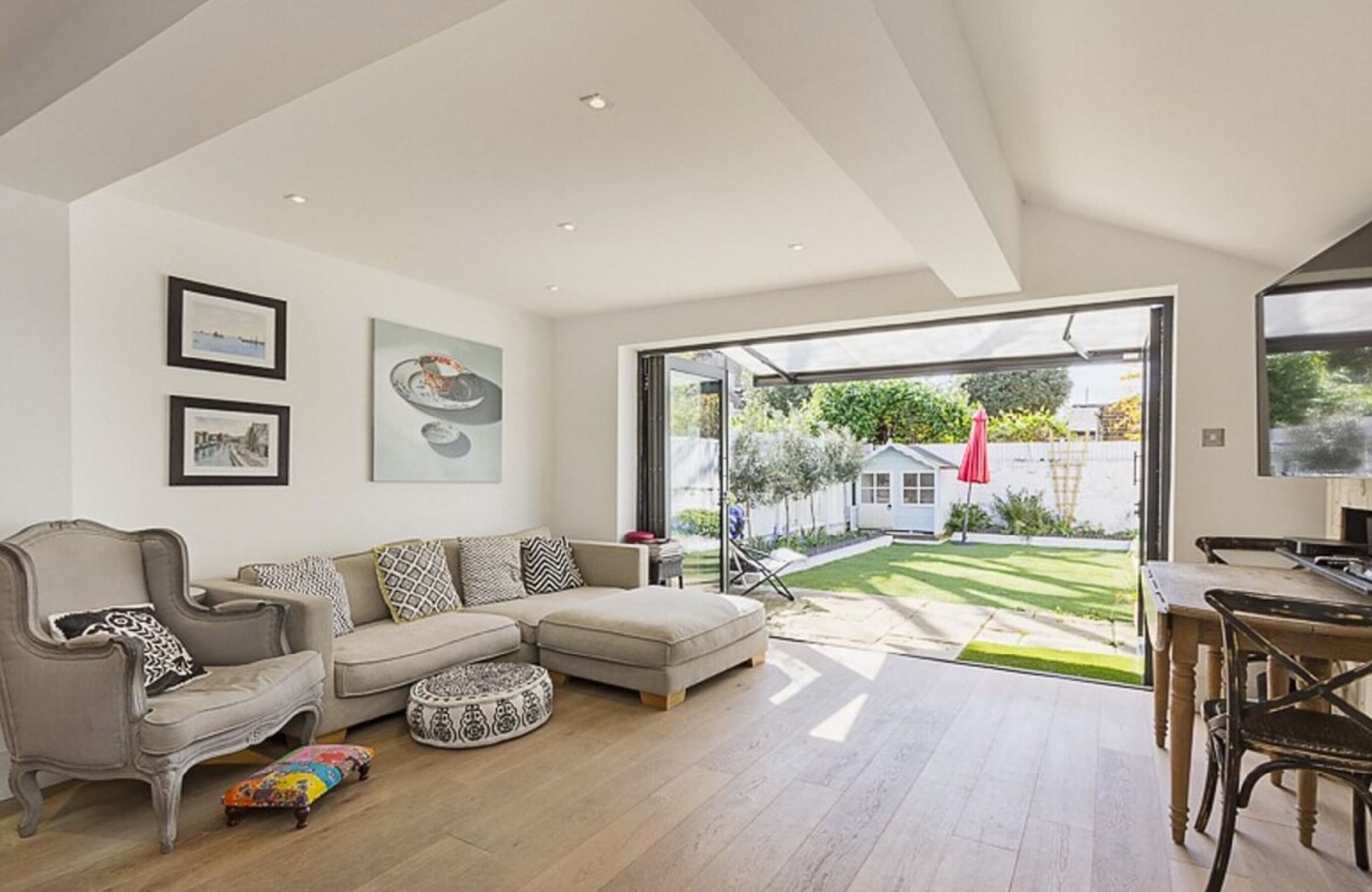 House (4 Bedrooms) | Living room | 20-inch TV with digital channels