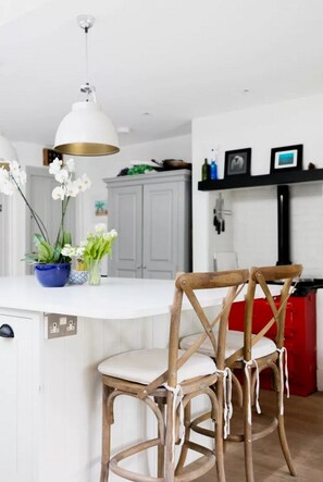 House (4 Bedrooms) | Private kitchen | Fridge, microwave, oven, stovetop - 4 Bedroom Town House in Shepherds Bush (London)