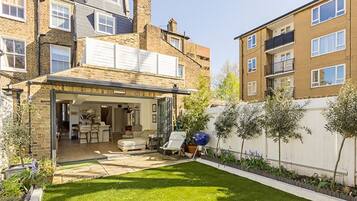 House (4 Bedrooms) | Exterior