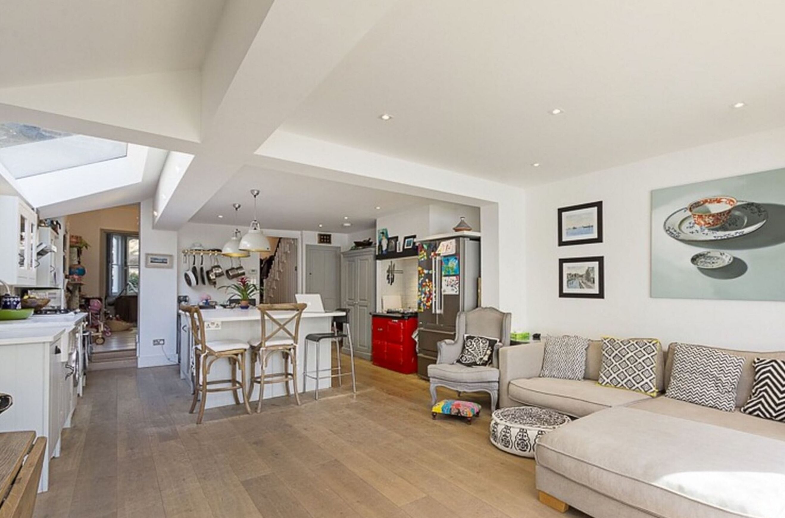 House (4 Bedrooms) | Living room | 20-inch TV with digital channels