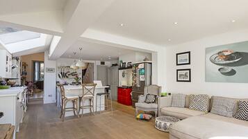 House (4 Bedrooms) | Living room | 20-inch TV with digital channels