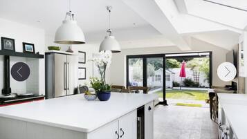 House (4 Bedrooms) | Private kitchen | Fridge, microwave, oven, stovetop