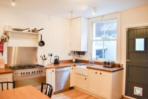 Fridge, microwave, stovetop, dishwasher - 2 Bedroom Garden Home in Preston Park (Brighton)
