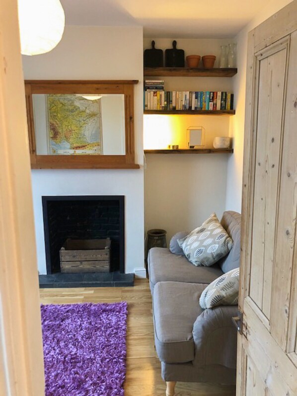 TV - 2 Bedroom Garden Home in Preston Park (Brighton)