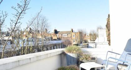 2 Bedroom House in the Heart of Angel