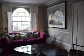 TV - 2 Bedroom House in the Heart of Angel (London)