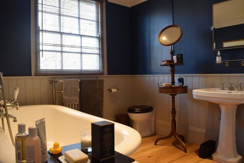 2 Bedroom House in the Heart of Angel