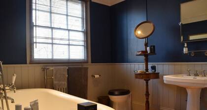 2 Bedroom House in the Heart of Angel