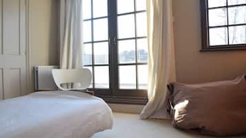 2 bedrooms, iron/ironing board, free WiFi