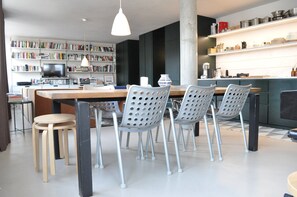 Full-sized fridge, microwave, oven, stovetop - Stylish and Spacious 1 Bedroom Fitzrovia Apartment (London)
