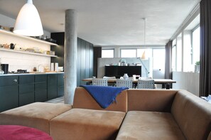TV - Stylish and Spacious 1 Bedroom Fitzrovia Apartment (London)