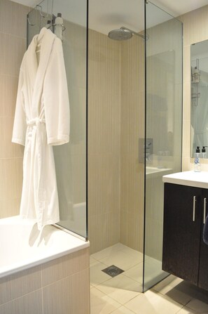 Badewanne und Dusche (separat), kostenlose Toilettenartikel