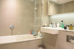 Tab mandi dan pancuran berasingan, kelengkapan dandanan diri percuma