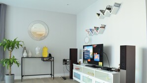 Unclassified image, 5 of 11, button - Modern Highrise 1 Bedroom Flat With Balcony (London)