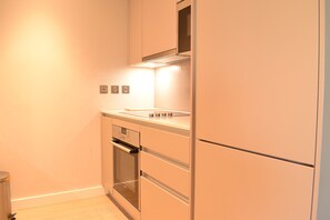 Full-sized fridge, oven, stovetop, dishwasher - Modern Highrise 1 Bedroom Flat With Balcony (London)