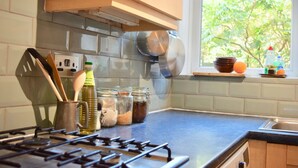 Fridge, oven, stovetop, cookware/dishes/utensils - 2 Bedroom Garden Flat Lower Holloway (London)