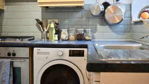 Fridge, oven, stovetop, cookware/dishes/utensils - 2 Bedroom Garden Flat Lower Holloway (London)