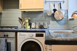 Kühlschrank, Ofen, Herdplatte, Kochgeschirr/Geschirr/Besteck