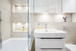 Baignoire et douche séparées, articles de toilette gratuits
