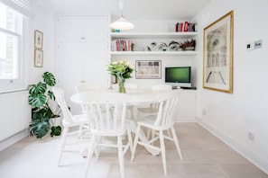 Full-sized fridge, microwave, oven, cookware/dishes/utensils - Light 2 Bedroom Flat With Roof Terrace (London)