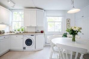 Full-sized fridge, microwave, oven, cookware/dishes/utensils