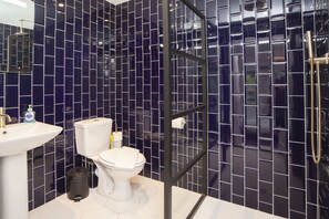House (3 Bedrooms) | Bathroom | Shower, free toiletries, hair dryer, towels - Perfect Bath Home With Parking (Bath)