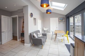 Maison (3 Bedrooms) | Salle de séjour | Téléviseur à écran plat de 20 po avec télévision numérique, téléviseur