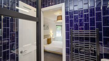 House (3 Bedrooms) | Bathroom | Shower, free toiletries, hair dryer, towels