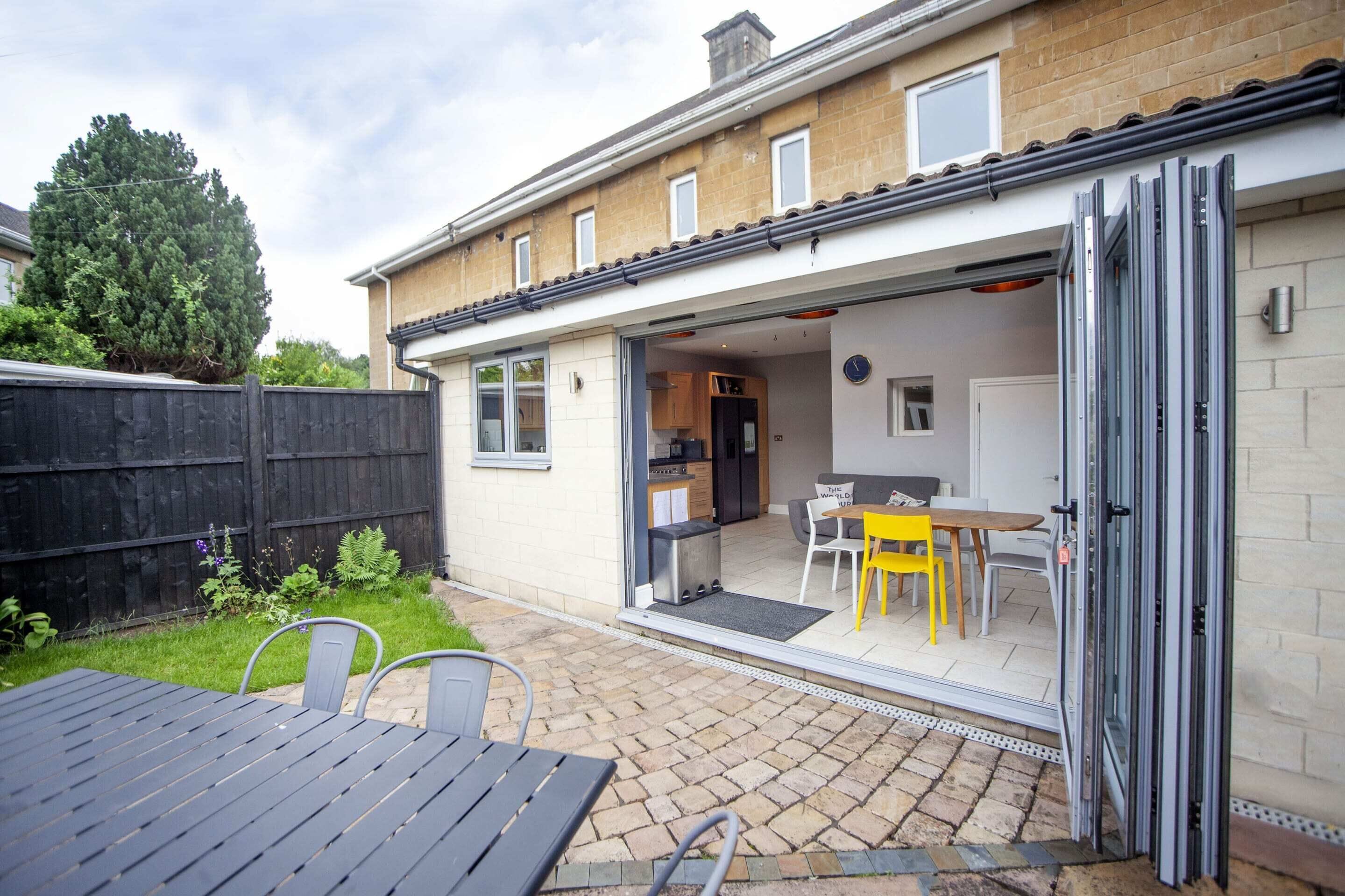 House (3 Bedrooms) | Balcony