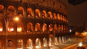 A historic building with multiple arches and a central dome, illuminated at night. - Lucky Holiday Rooms (Rome)