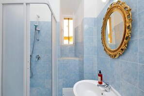 Shower, rainfall showerhead, hair dryer, bidet - Lucky Holiday Rooms (Rome)