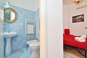 Quarto casal | Banheiro | Chuveiro, chuveiro com efeito de chuva, secador de cabelo, bidê