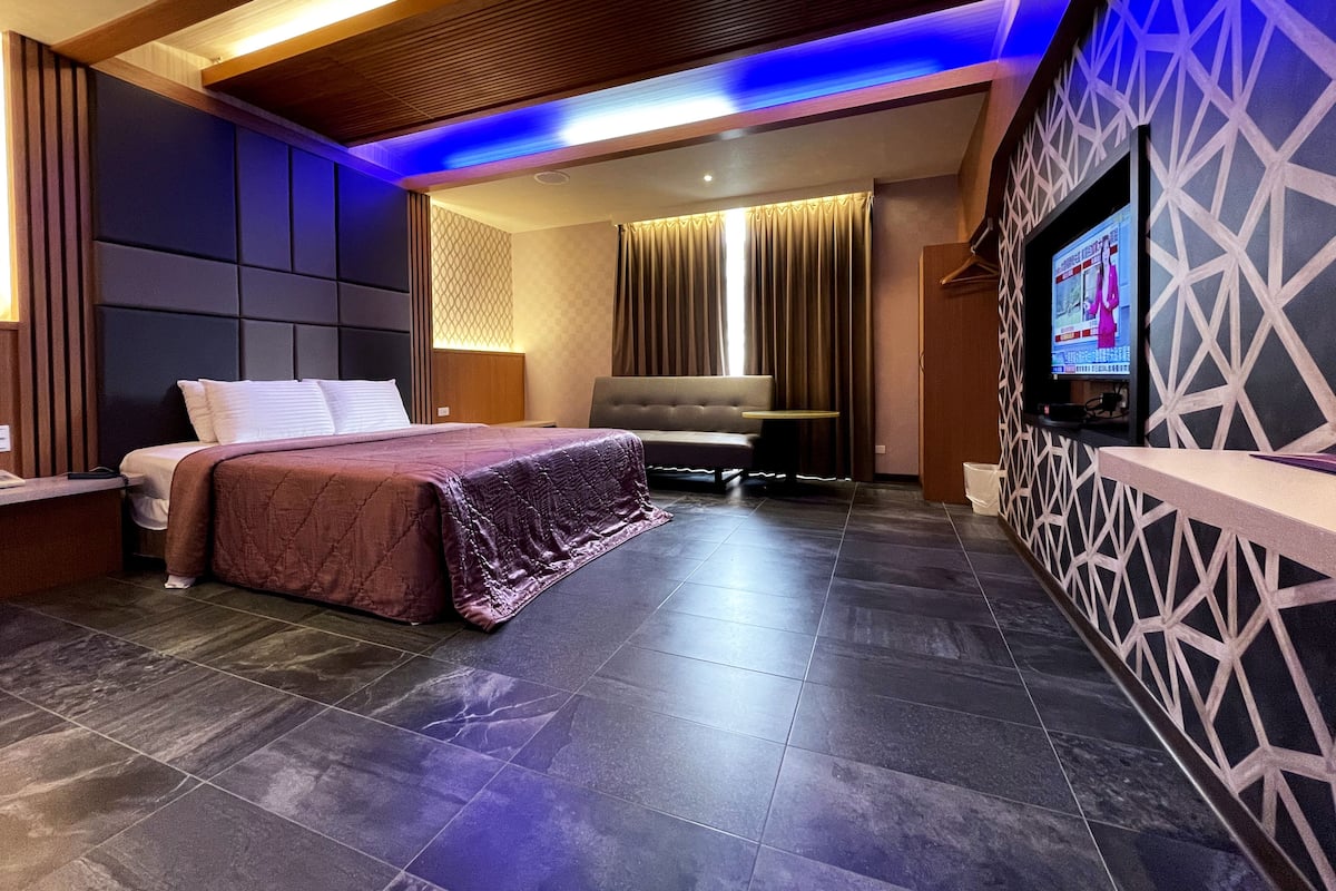 Elite Double Room, 1 Queen Bed | Down comforters, free minibar, individually decorated, desk